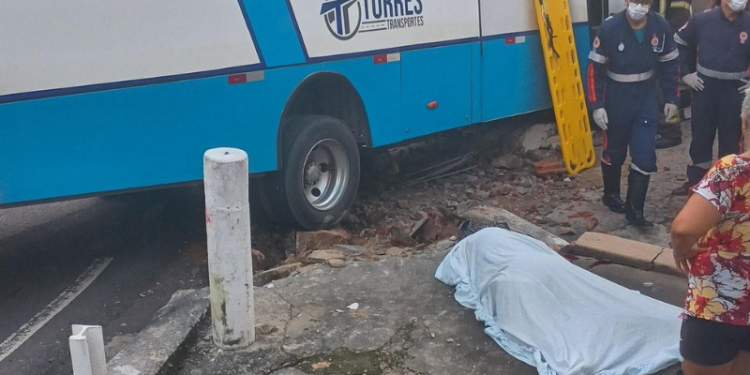 Mulher m0rr3 com o braço arr@ncad0 ao ser atingida por ônibus de rota em ladeira no Glória