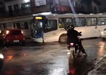 Vídeo: Ônibus cai em buraco e fica atolado durante chuva na Zona Norte de Manaus