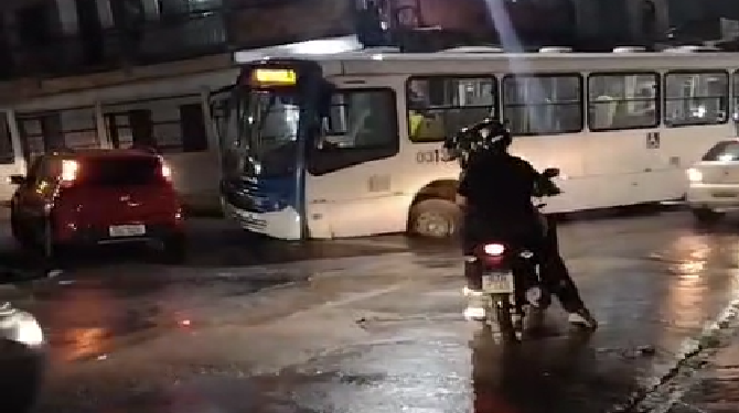 Vídeo: Ônibus cai em buraco e fica atolado durante chuva na Zona Norte de Manaus