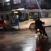 Vídeo: Ônibus cai em buraco e fica atolado durante chuva na Zona Norte de Manaus