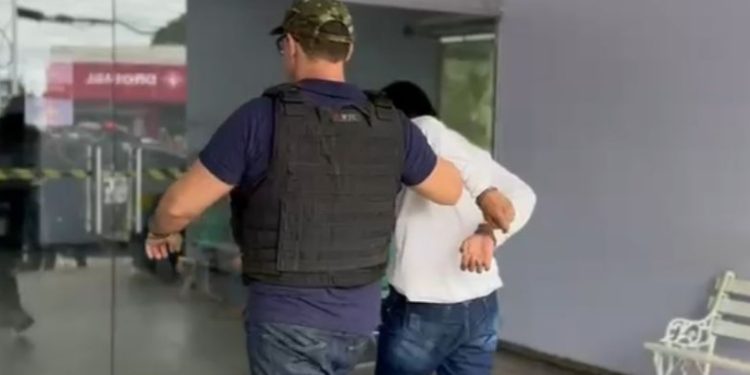 Homem ciumento e violent0 é pres0 em Manaus após dar tir0 no rosto da namorada