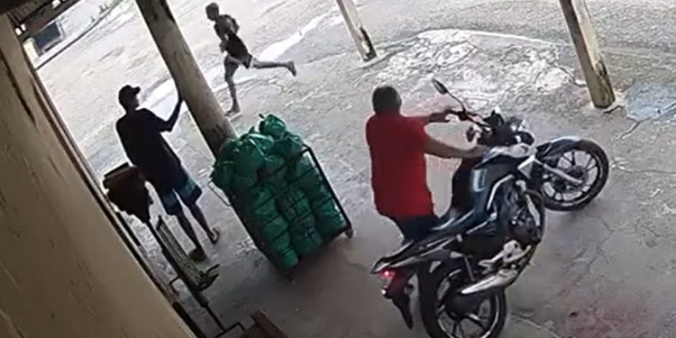 Vídeo: “Baratinha” acerta tir0 na cabeça de “Peixe Boi” e foge no Amazonas
