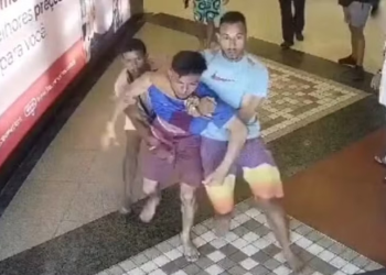 Homem é retirado de dentro de shopping e ex3cutad0 com 10 t1r0s na calçada