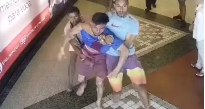 Homem é retirado de dentro de shopping e ex3cutad0 com 10 t1r0s na calçada