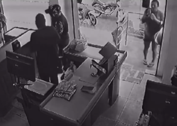 Vídeo: Clientes ficam des3sp3rad0s com trio ass@ltand0 casa lotérica no interior do AM