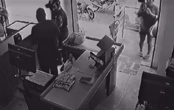 Vídeo: Clientes ficam des3sp3rad0s com trio ass@ltand0 casa lotérica no interior do AM