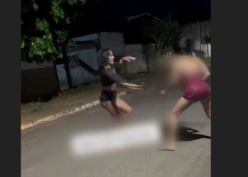 Vídeo: Trave$t1s saem no s0c0 em Manaus: ‘Qu3bra a cara do vi@d0, mana’