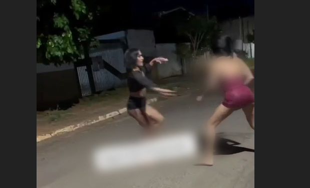 Vídeo: Trave$t1s saem no s0c0 em Manaus: ‘Qu3bra a cara do vi@d0, mana’
