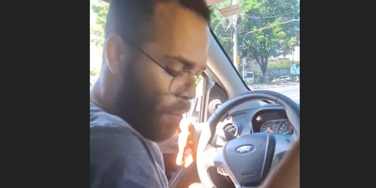 Vídeo: Motorista de app se recusa a tirar som de culto evangélico e expulsa passageira do carro