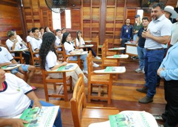 Wilson Lima abre ano letivo para mais de 190 mil alunos do interior