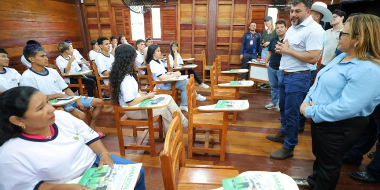 Wilson Lima abre ano letivo para mais de 190 mil alunos do interior