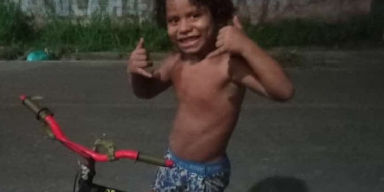 No Amazonas, garotinho de 6 anos m0rr3 af0gad0 após sair para tomar banho no rio sem permissão
