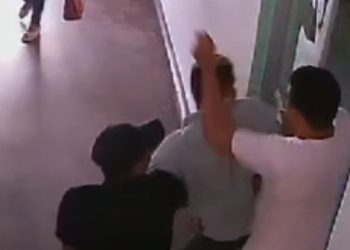 Vídeo mostra homem surtand0 dentro de hospital no Amazonas e tentando agred1r pessoas