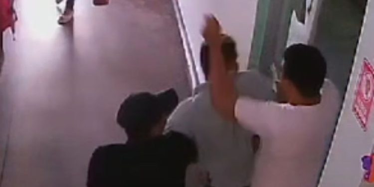 Vídeo mostra homem surtand0 dentro de hospital no Amazonas e tentando agred1r pessoas