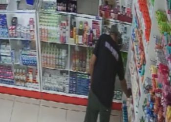 Vídeo mostra idoso furt4ndo remédios de drogas em Manaus