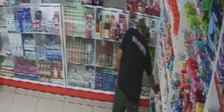 Vídeo mostra idoso furt4ndo remédios de drogas em Manaus