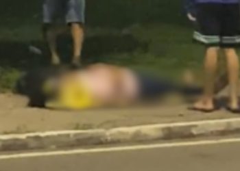 Motoqueira quase m0rr3 em acid3nte ao desviar de cachorro na avenida Brasil; VÍDEO