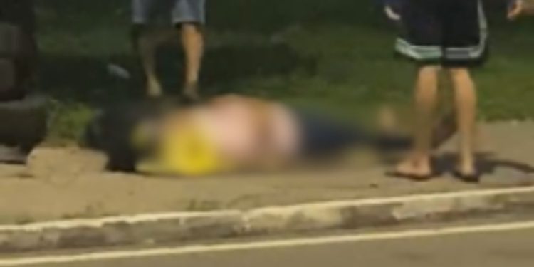 Motoqueira quase m0rr3 em acid3nte ao desviar de cachorro na avenida Brasil; VÍDEO