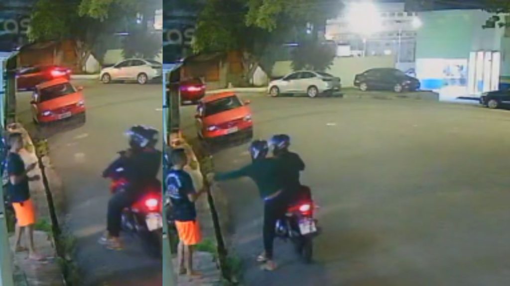 Na audácia, dupla de moto assalta celular de jovem na frente do 22º DIP em Manaus; VÍDEO