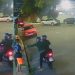 Na audácia, dupla de moto assalta celular de jovem na frente do 22º DIP em Manaus; VÍDEO