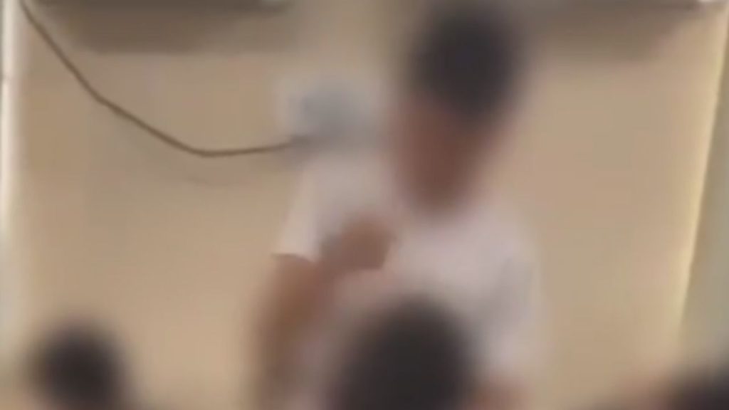 Vídeo mostra aluno acertando tapã0 no rosto de estudante em sala de aula no Jorge Teixeira