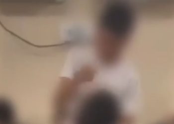 Vídeo mostra aluno acertando tapã0 no rosto de estudante em sala de aula no Jorge Teixeira