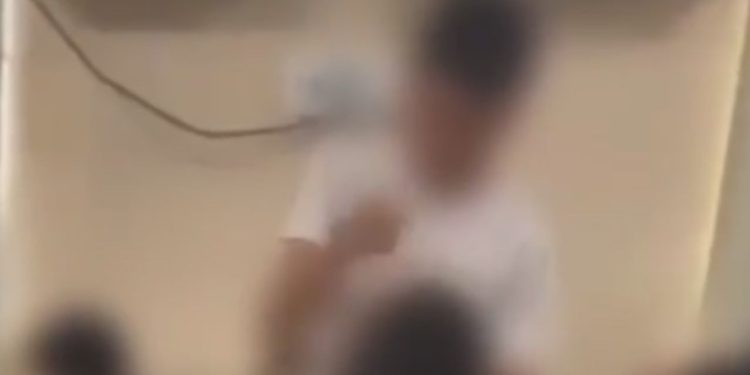 Vídeo mostra aluno acertando tapã0 no rosto de estudante em sala de aula no Jorge Teixeira
