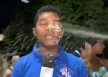 Repórter da Globo é assaltad0 ao vivo durante cobertura do Carnaval; VÍDEO