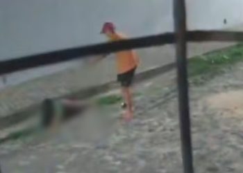 Vídeo: Mulher foge de ataque crimin0s0, cai na rua e escapa após arm4 falhar