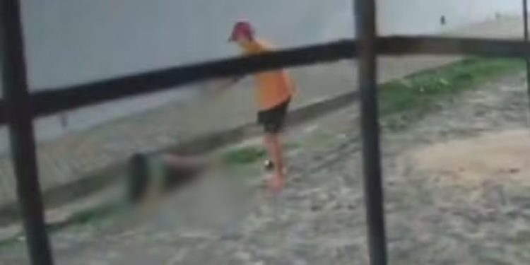 Vídeo: Mulher foge de ataque crimin0s0, cai na rua e escapa após arm4 falhar