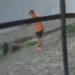 Vídeo: Mulher foge de ataque crimin0s0, cai na rua e escapa após arm4 falhar
