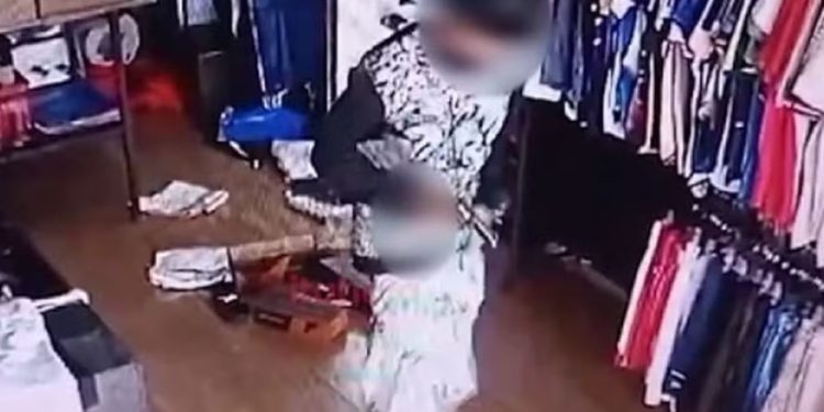 Vídeo: Assaltante atrapalhado at!ra na própria perna após colocar arm4 na cintura