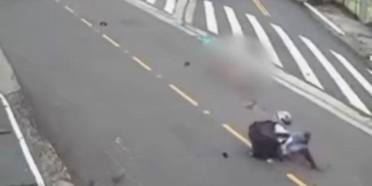 Vídeo forte: motoboy empina a moto e acerta idoso que atravessava na faixa