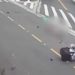 Vídeo forte: motoboy empina a moto e acerta idoso que atravessava na faixa