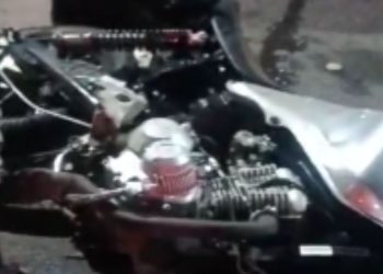 Dupla de moto é socorrida após ser atingid4 por 'cavalinho' na Ponte Rio Negro