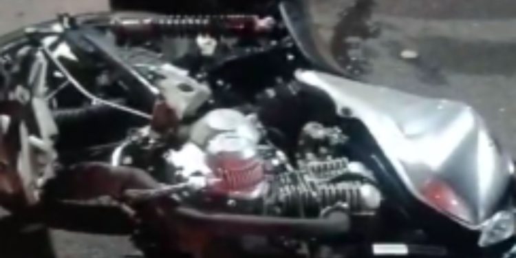 Dupla de moto é socorrida após ser atingid4 por 'cavalinho' na Ponte Rio Negro