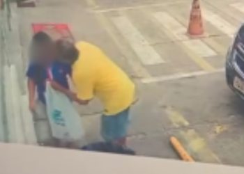 Câmera mostra idoso tentando beijar boca de garotinha na Cidade Nova