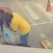Câmera mostra idoso tentando beijar boca de garotinha na Cidade Nova
