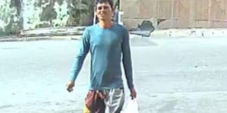 Vídeo: Homem compra pão em padaria, aproveita distração da atendente e furtar alimentos em Manaus