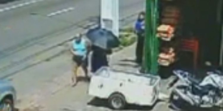 Idosa é roubada por duas mulheres ao sair do banco com a aposentadoria na Compensa