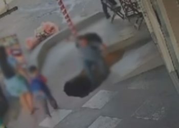 Vídeo mostra buraco se abrindo na calçada e 'engolindo' homem em Manaus