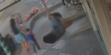 Vídeo mostra buraco se abrindo na calçada e 'engolindo' homem em Manaus