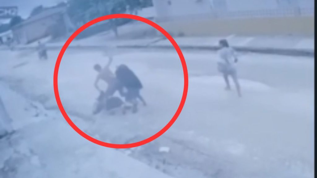 Vídeo: Homem é surpreendido com golpes de martelo na cabeça no meio da rua no Amazonas