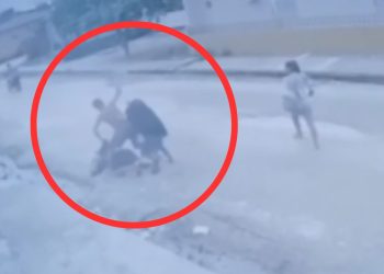 Vídeo: Homem é surpreendido com golpes de martelo na cabeça no meio da rua no Amazonas