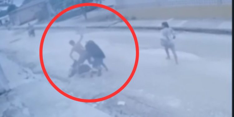 Vídeo: Homem é surpreendido com golpes de martelo na cabeça no meio da rua no Amazonas