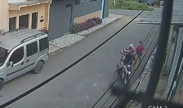 Vídeo: Mulher tenta escapar, mas tem a bolsa levada por cr1m1n0s0s na Zona Leste de Manaus