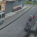 Vídeo: Mulher tenta escapar, mas tem a bolsa levada por cr1m1n0s0s na Zona Leste de Manaus