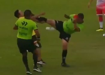 Vídeo: árbitro acerta voadora nos peitos de auxiliar técnico em campo