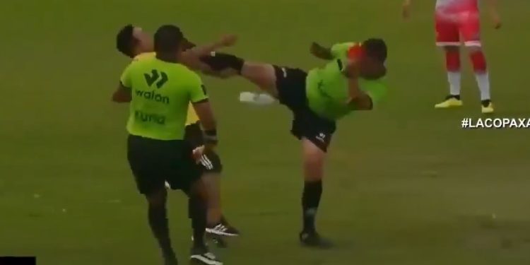 Vídeo: árbitro acerta voadora nos peitos de auxiliar técnico em campo