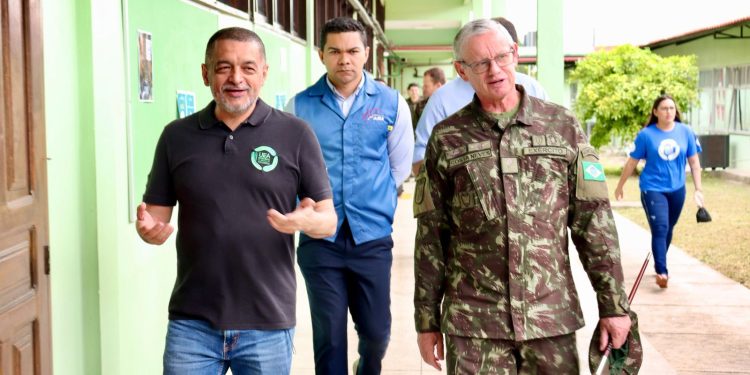EST/UEA recebe comandante do CMA e avança em cooperação para tecnologia e inovação